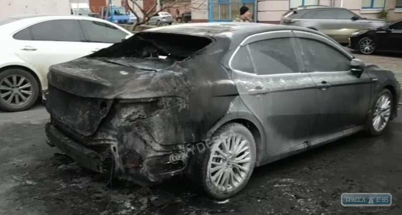 Автомобиль чиновника подожгли в Одессе. Видео
