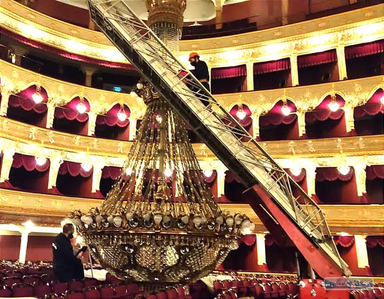 Одесский оперный театр помыл свою люстру весом 2,5 тонны. Видео