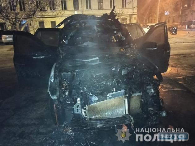 Поджигатель уничтожил два автомобиля в Одессе. Видео