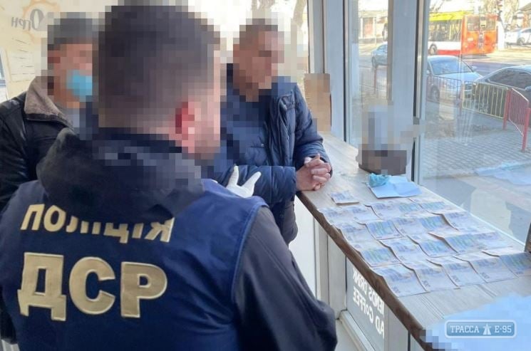 Одесские полицейские задержали двух взяточников из налоговой