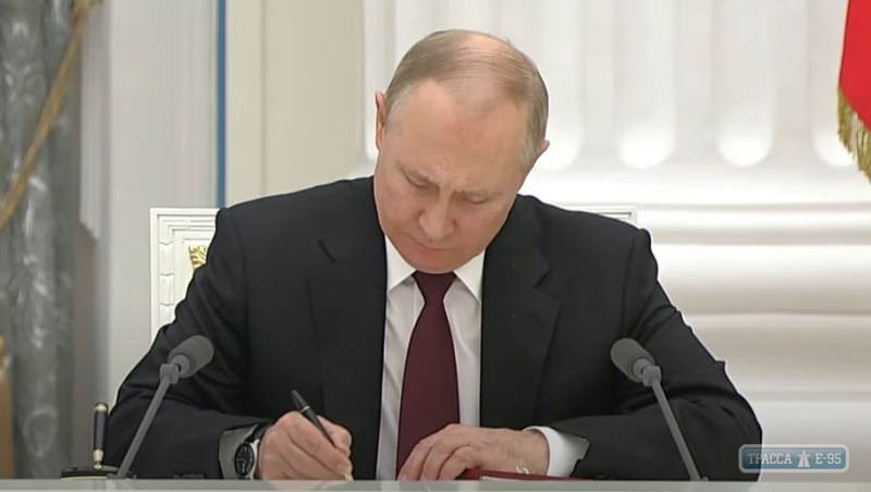 Путин признал ЛНР и ДНР