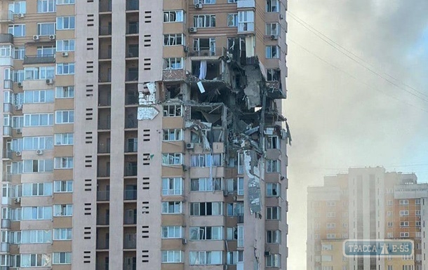 Российская ракета ударила в киевскую многоэтажку. Видео