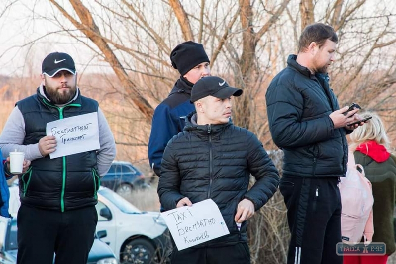 Водители бесплатно помогают беженцам из Одесской области