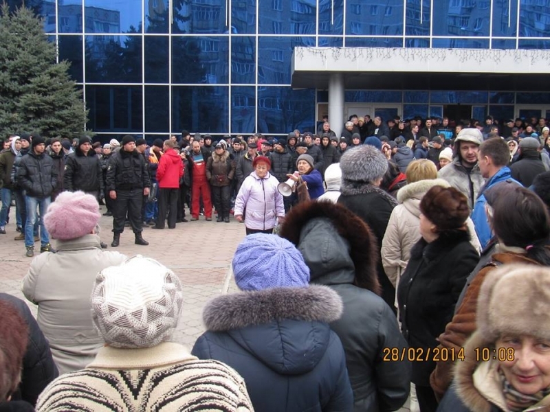 Член горисполкома пытался на джипе въехать в толпу протестующих в Ильичевске (фото)