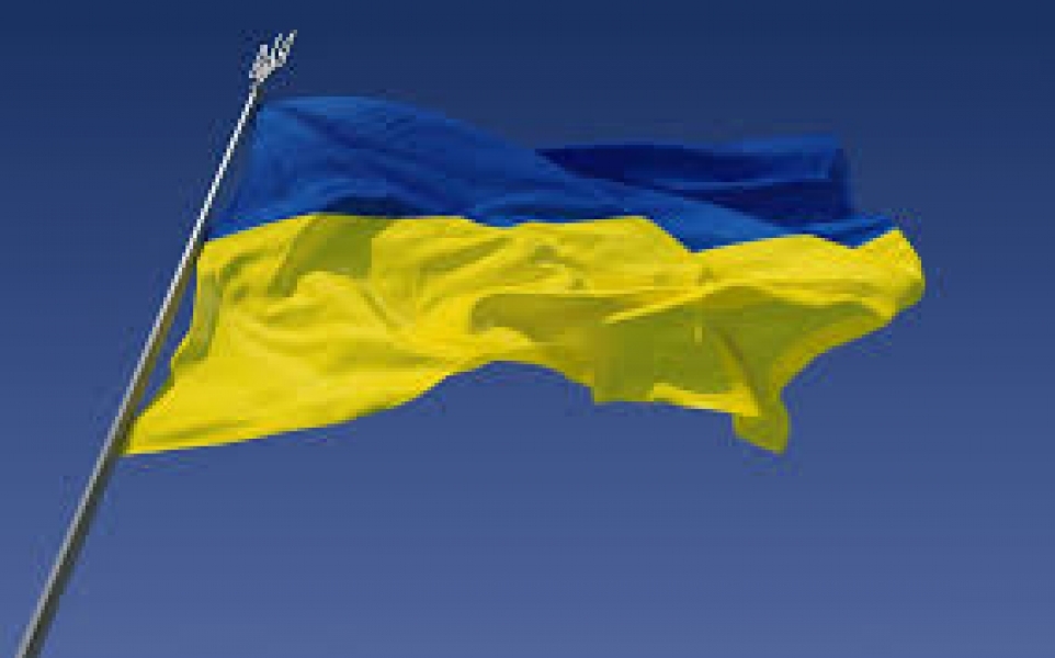 Митингующие у Одесской ОГА сорвали флаг Украины с флагштока и побили прокурора