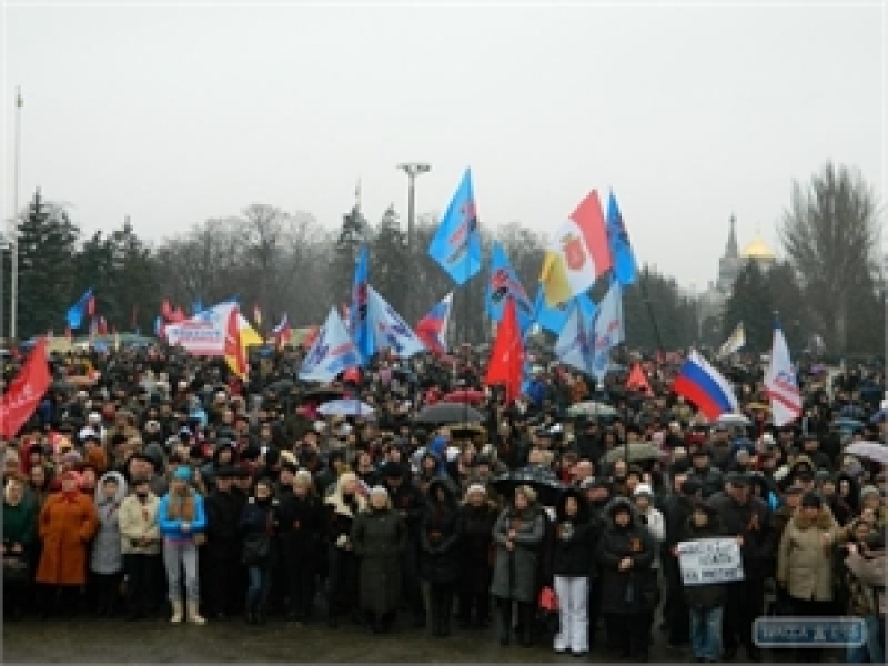 Участники пророссийского митинга под Одесской ОГА раскололись на два лагеря