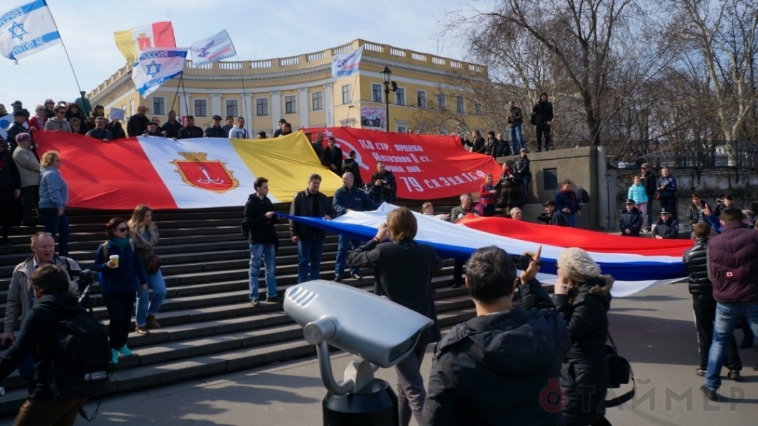 Активисты подняли на Потемкинской лестнице флаги Крыма, Одессы и Знамя Победы (фото)