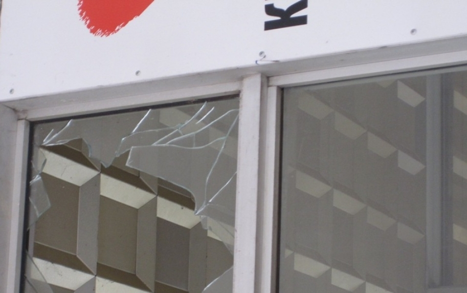 Неизвестные разбили окна в офисе нардепа от 