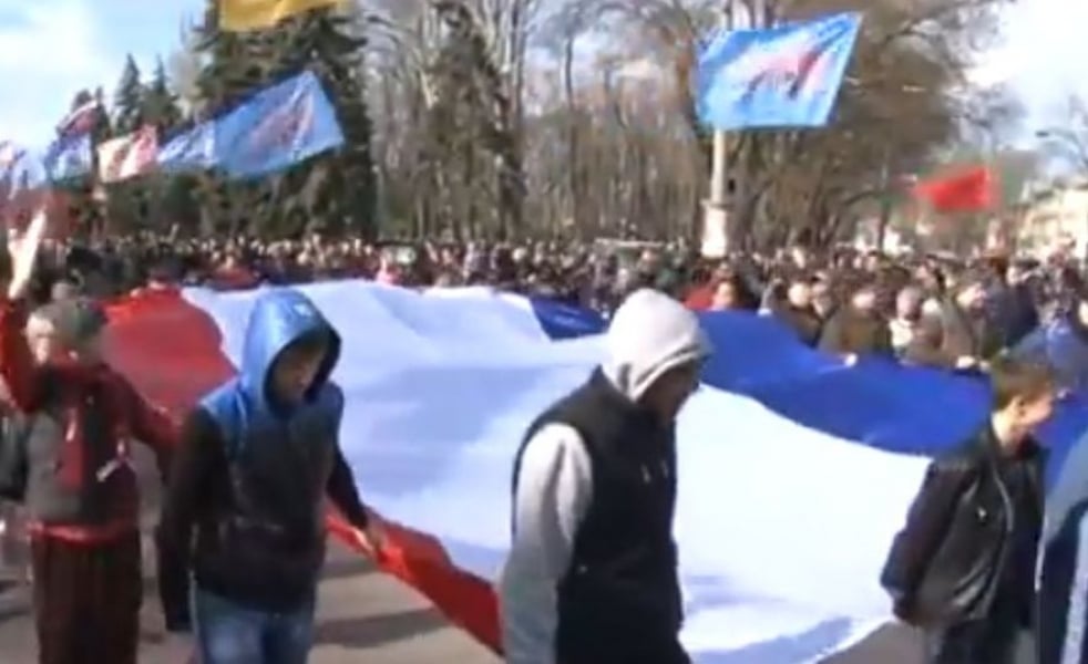 Участники пророссийского митинга в Одессе прошли маршем по центру города (видео)