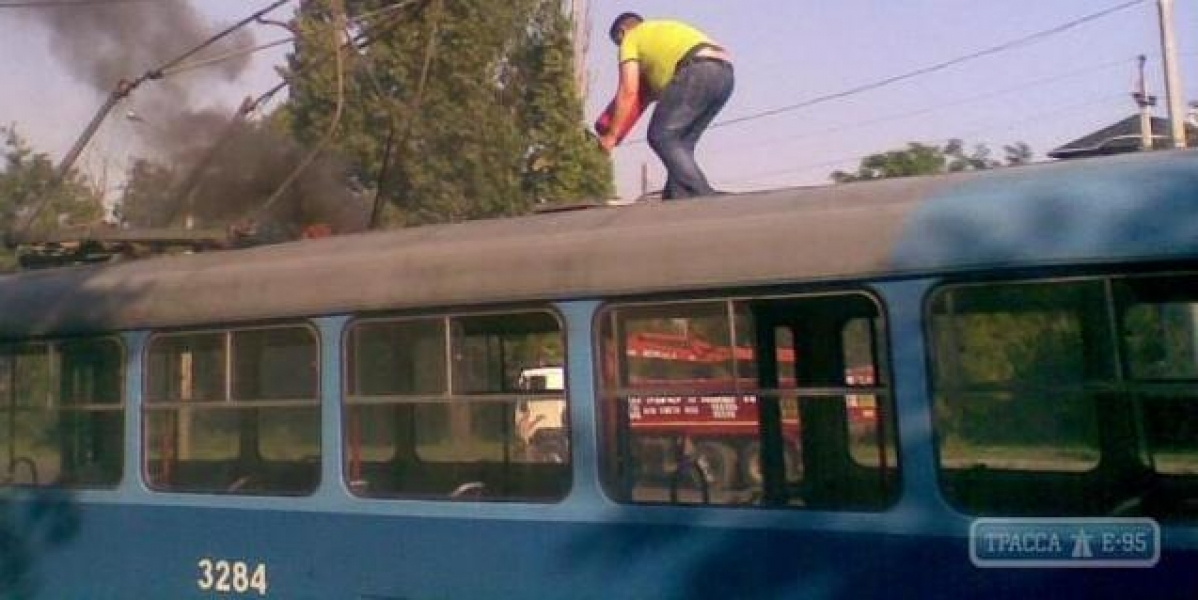 Спасатели потушили горящий трамвай в Одессе