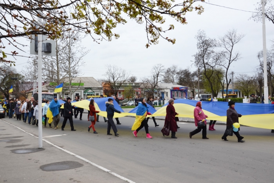 Жители Измаила пронесли по городу стометровый флаг Украины