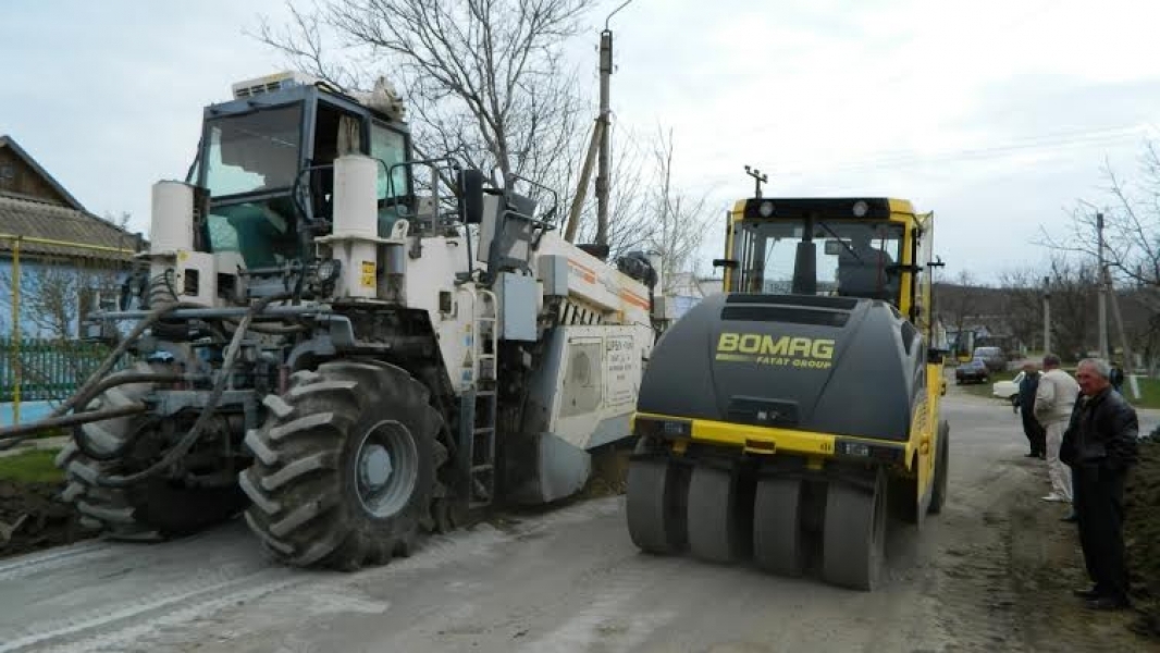 Дорожники Березовки Одесской области строят дорогу по новой экспериментальной технологии (фото)