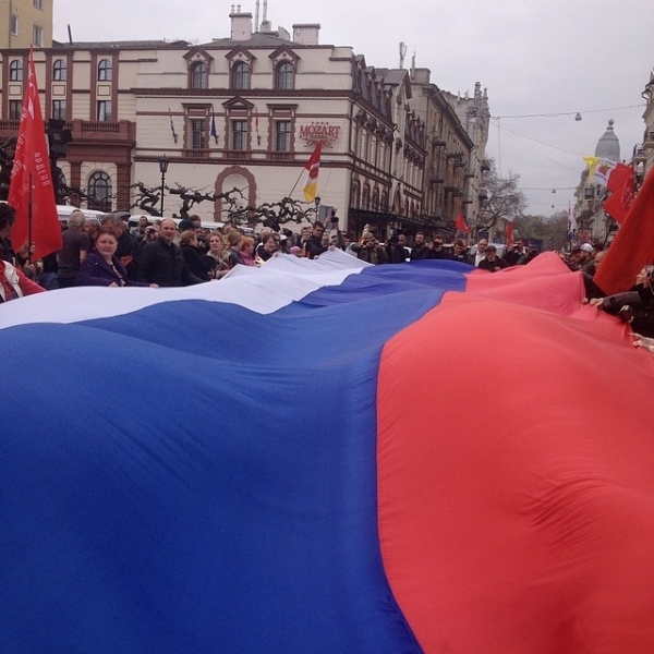 Активисты развернули возле Оперного театра в Одессе гигантский флаг России