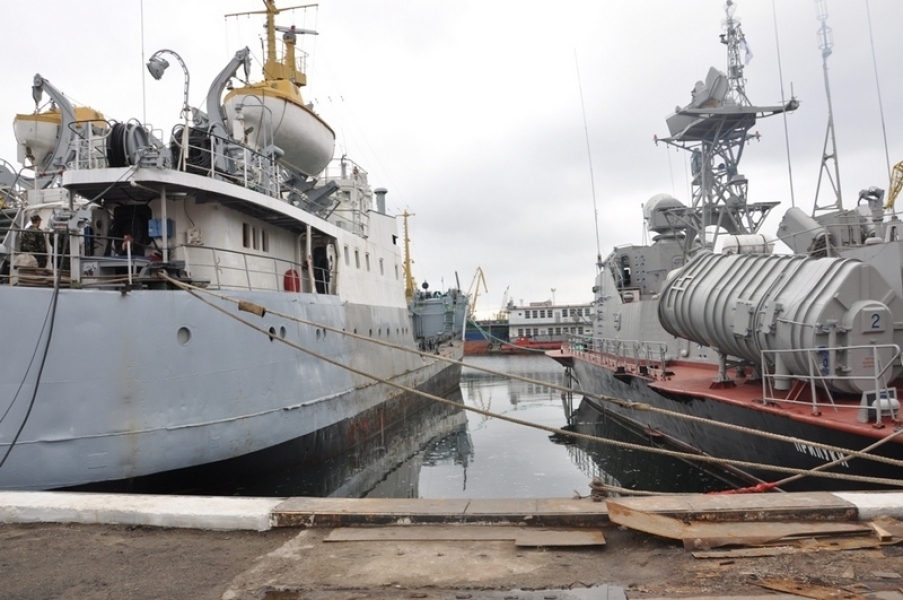 Два военных корабля, ранее захваченные россиянами в Крыму, прибыли в Одессу (фото)