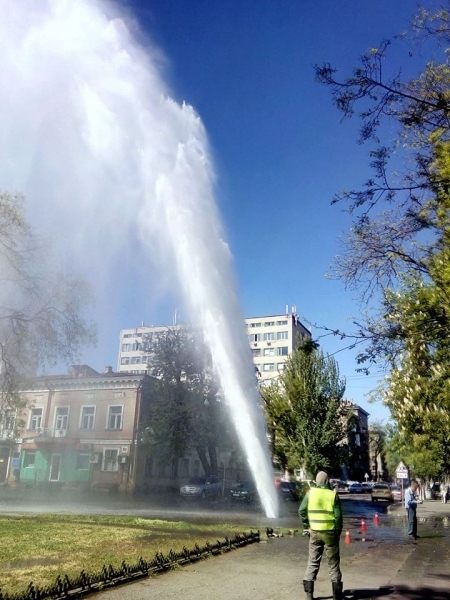 Из-за прорыва теплотрассы в центре Одессы образовался фонтан (фото, видео)