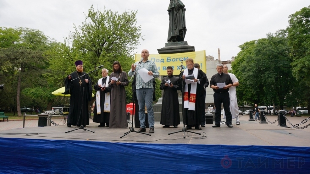 Священники различных конфессий устроили совместный молебен за мир в Одессе (фото)