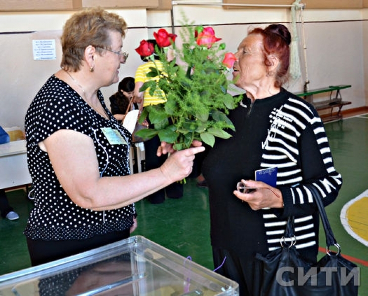 Первого избирателя в Измаиле Одесской области наградили букетом цветов (фото) 