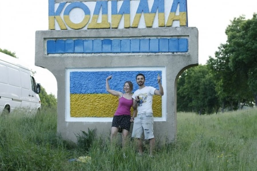 Жители Кодымы на Одесщине покрасили указатель на въезде в город в цвета флага Украины