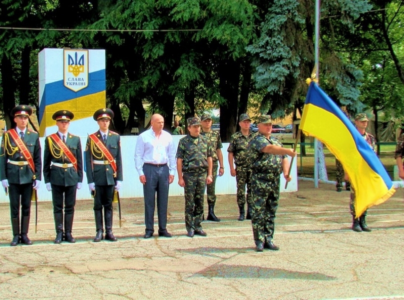 Глава Одесской области вручил знамя новосозданному батальону территориальной обороны (фото)