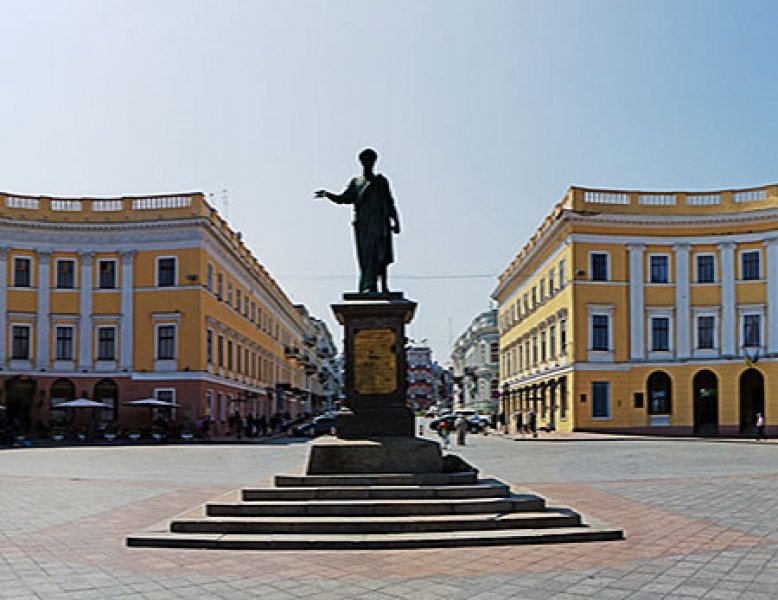 Конфликт у памятника Дюку в центре Одессы закончился стрельбой