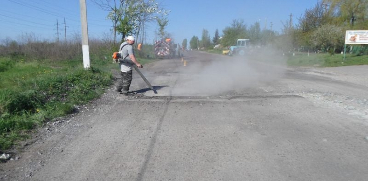 Рабочие ремонтируют дороги Одесской области