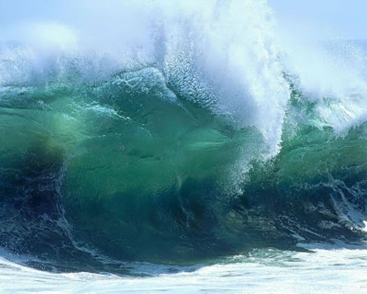 На одесский пляж из ниоткуда обрушилось цунами и смыло отдыхающих в море (видео)