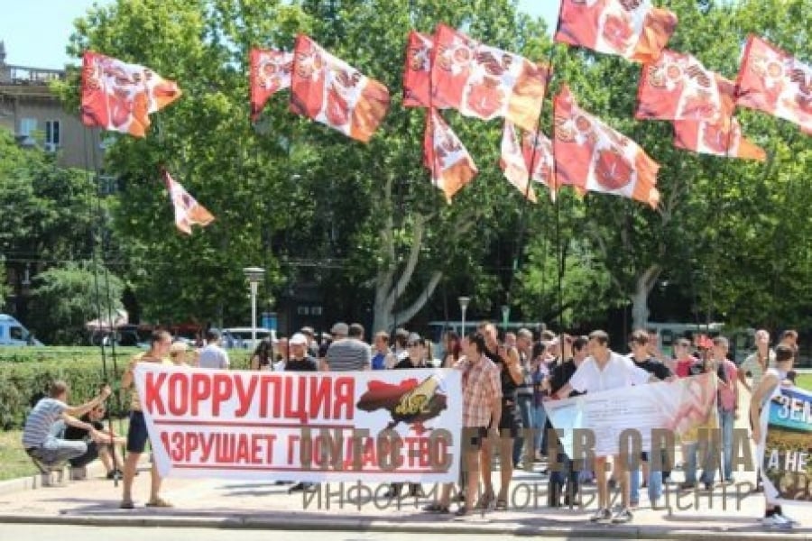 Пророссийская молодежь пикетировала здание Одесской ОГА (фото)