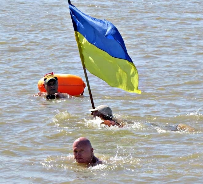 Измаильские моржи устроили заплыв с флагом Украины (фото)