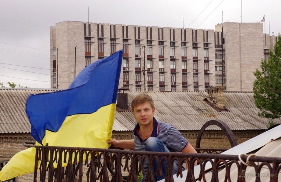 Депутат Одесского облсовета вывесил украинские флаги в Донецке (фото, видео)