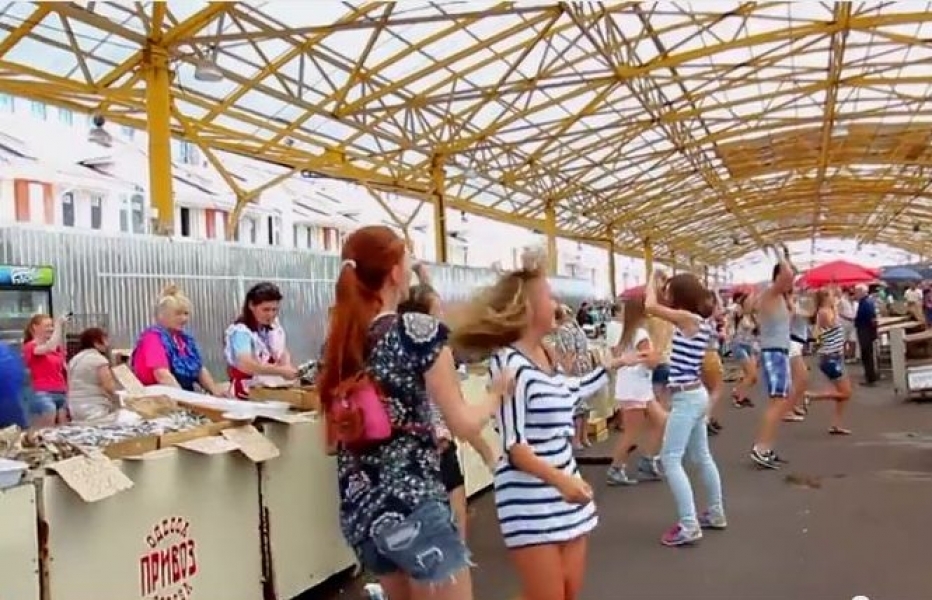 Одесситы устроили танцевальный флешмоб в рыбных рядах Привоза (видео)