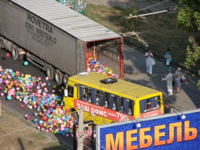 Одессу завалили воздушными шариками (фото)