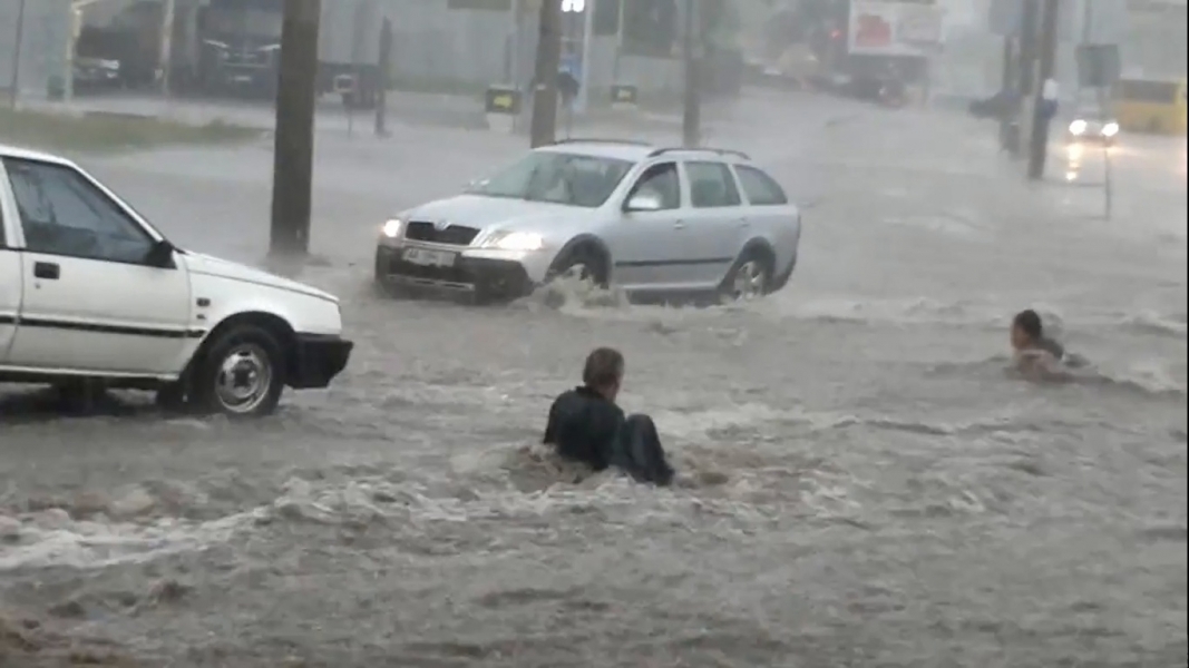 Бурный водный поток унес двух пожилых одесситов под колеса автомобилей (видео)