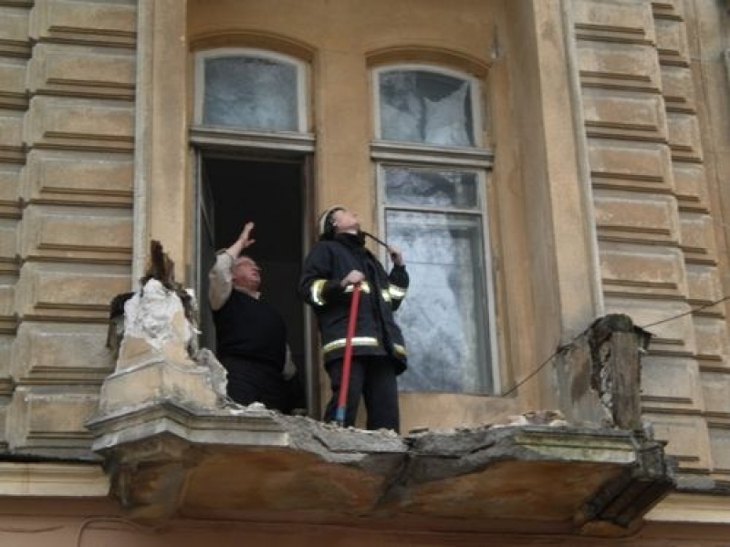 Одесситка вышла покурить и упала вниз вместе с рухнувшим балконом в центре Одессы 