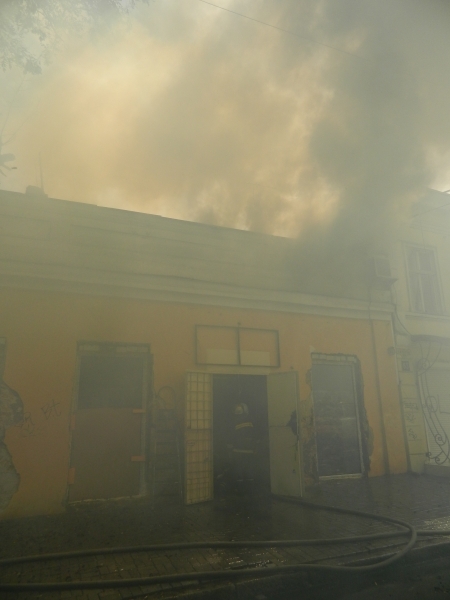 Центр Одессы горит. Стоит невыносимая вонь, движение парализовано  