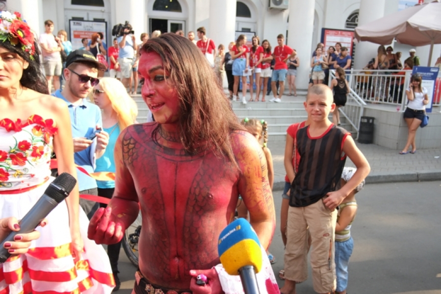 Одесский активист движения Femen облился красной краской в защиту режиссера из Крыма (фото)