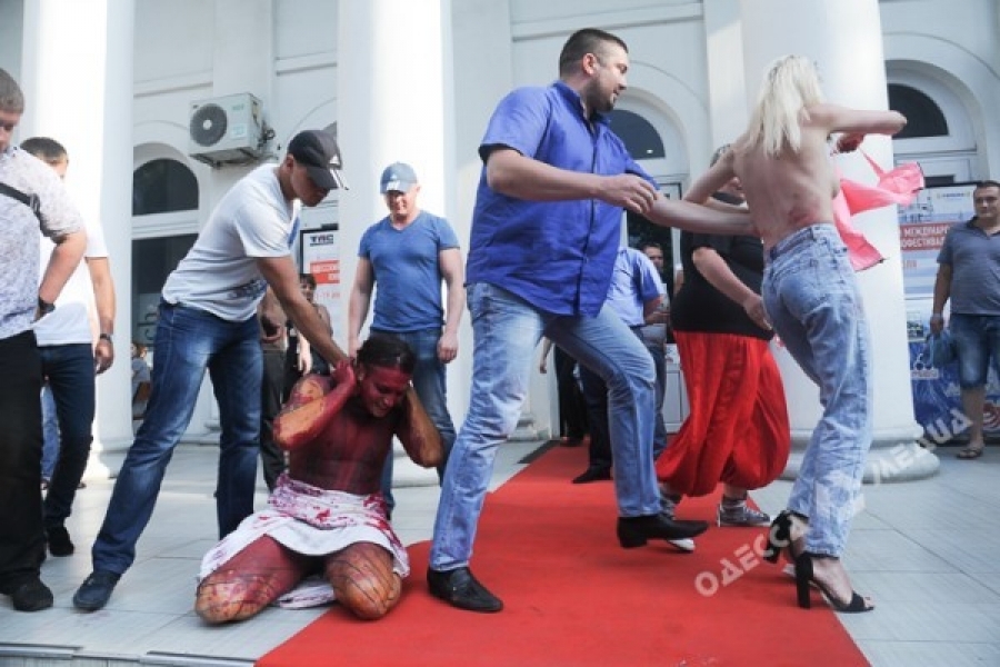 Неизвестные мешали работе журналистов во время акции, устроенной на Одесском кинофестивале