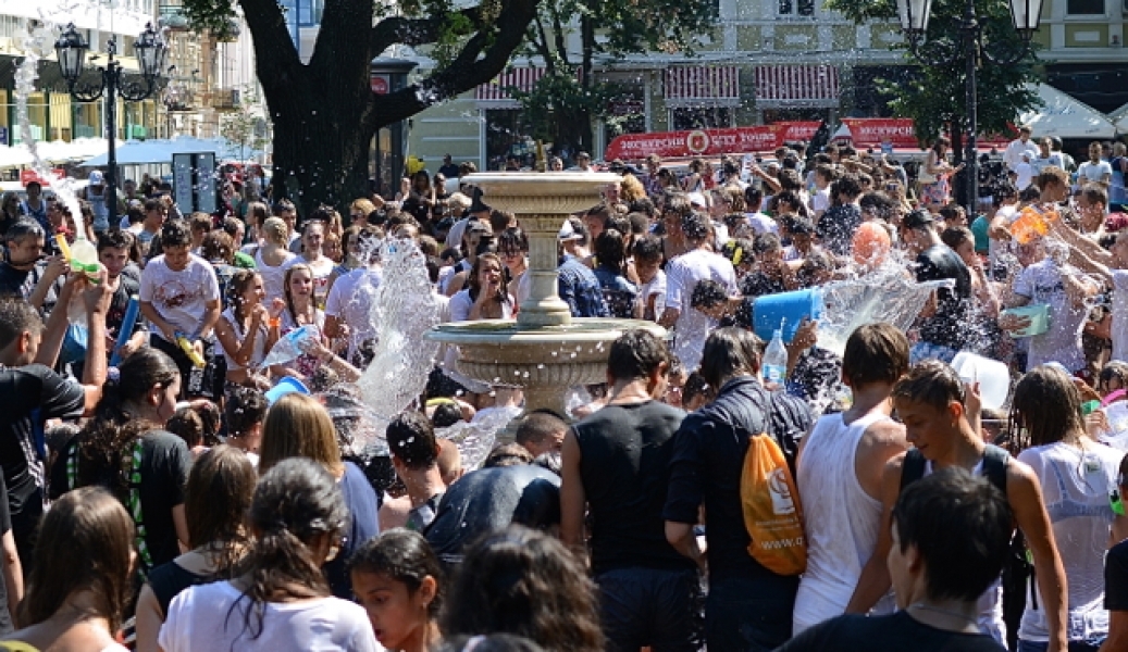 Одесситы устроили в центре города водную битву (фото)