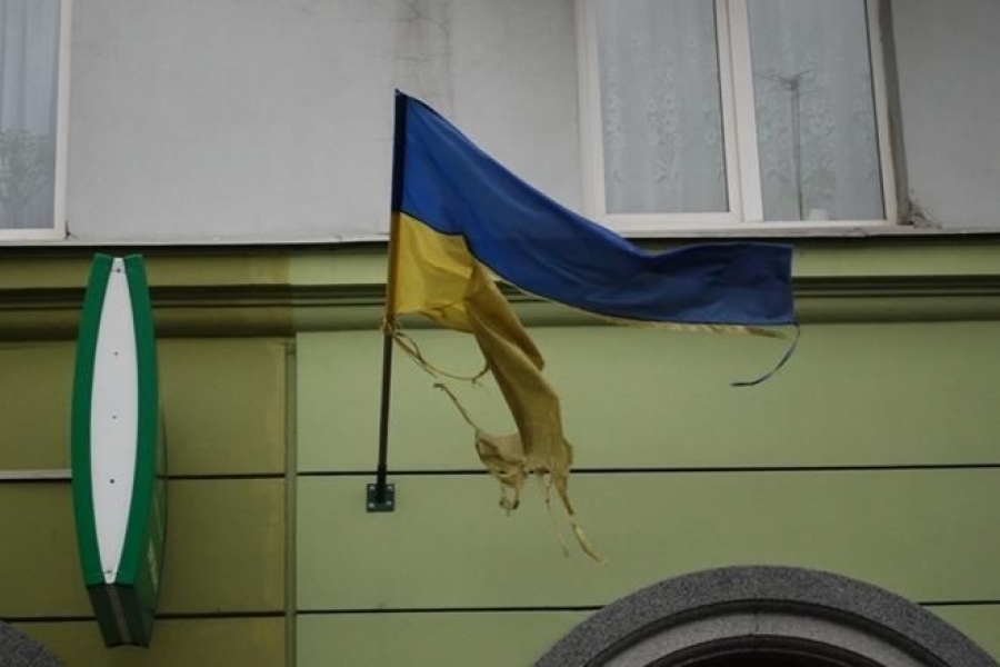 Одессит надругался над флагом Украины, сорвав его со школьного двора