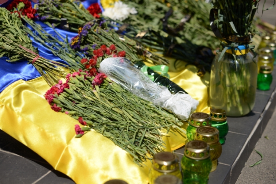 Одесситы несут цветы и лампадки к управлению Госпогранслужбы (фото)