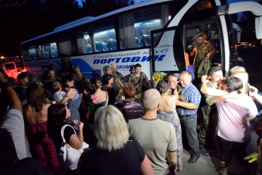 Одесситы встретили пограничников, вырвавшихся из окружения на Донбассе