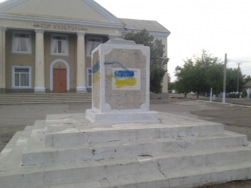 Неизвестные снесли памятник Ленину на юге Одесской области (фото)