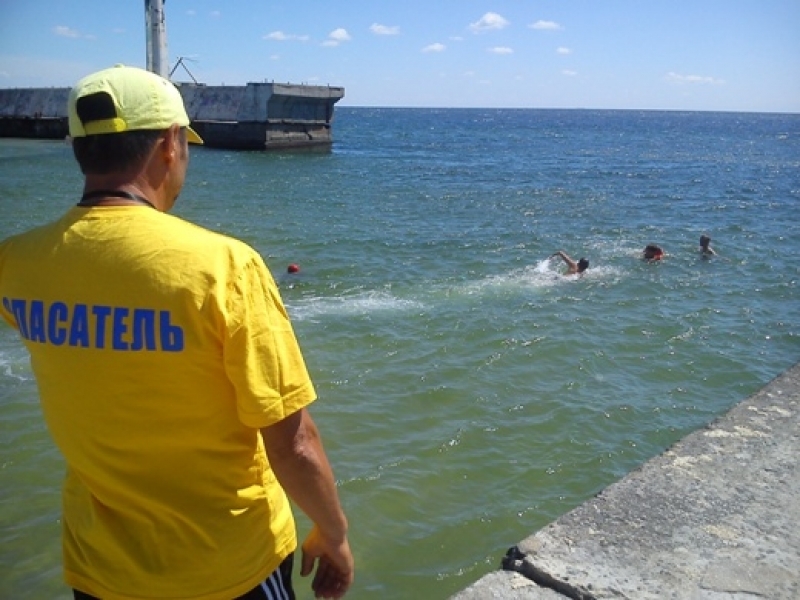 Дежурство спасателей на пляже. Матрос спасатель. Форма спасателя на воде. Форма матроса спасателя. Спасательная служба пляж.