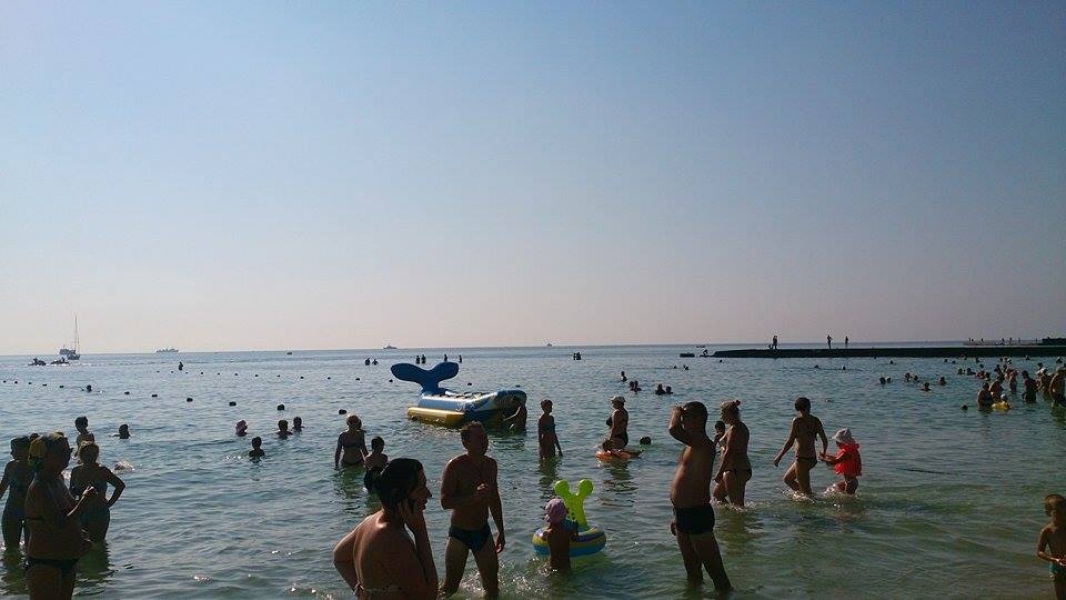 Одесситов, отдыхающих на пляжах, напугали военные корабли (фото)