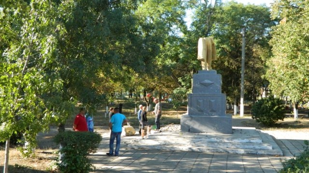 Неизвестные разрушили памятник Ленину в Березовке Одесской области (фото)