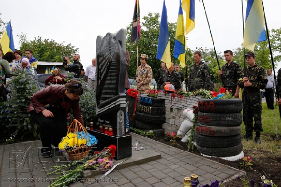 Неизвестные разбили памятник Небесной сотне в райцентре под Одессой