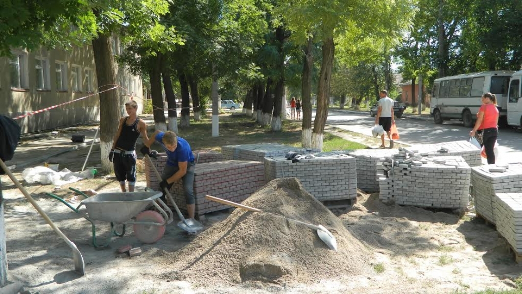 Власти Березовки Одесской области строят тротуары и проводят уличное освещение (фото)