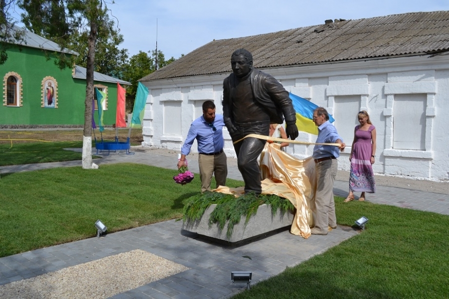 Жители Коминтерновского района Одесщины открыли памятник основателю терминала 