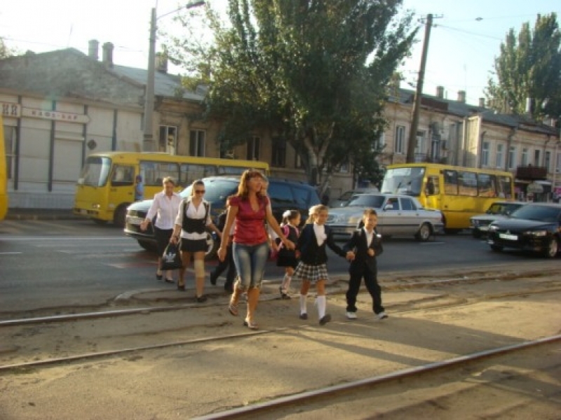 Специальный автобус возит в школу детей переселенцев, проживающих в одесском санатории «Куяльник»