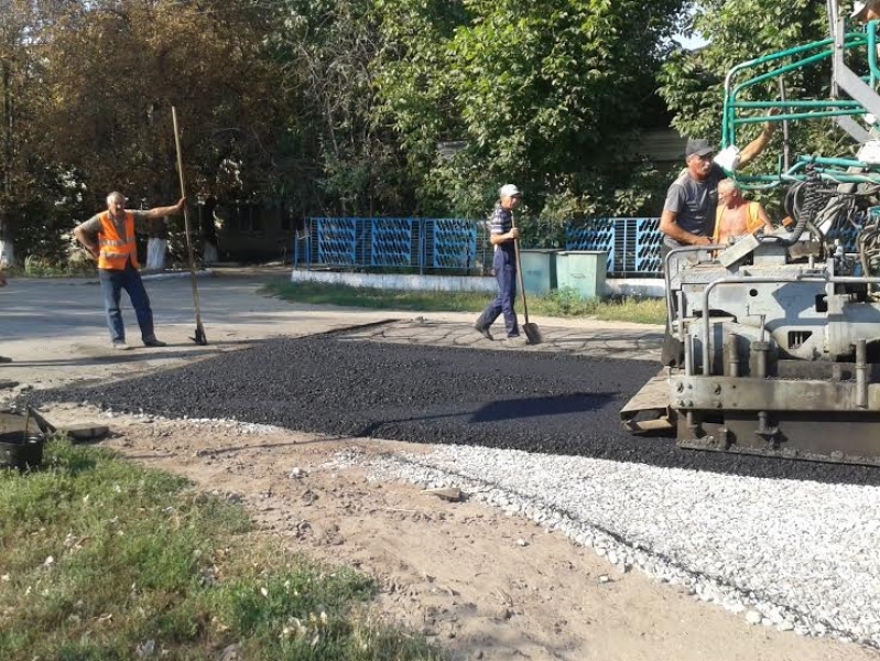 Дорожникам из Березовки не хватило асфальта для ремонта дороги во Фрунзовке Одесской области (фото)