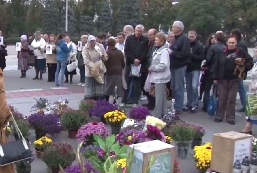 Около ста человек почтили память погибших 2 мая на Куликовом поле в Одессе (видео)